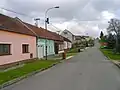 Severní ulice v Šardičkách; čtyři domy zleva jsou doloženy již v r. 1675[4]