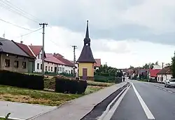 Zvonice při hlavní silnici
