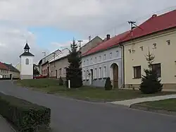 Hlavní ulice se zvonicí