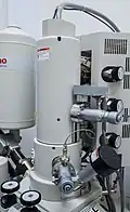 Elektronový tubus digitálního SEM