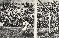 černobílá fotografie, Angelo Schiavio střílí vítěznou branku Itálie ve finále MS ve fotbale 1934, československý brankář František Plánička neměl proti této střele šanci