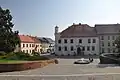 Prostor před radnicí při pohledu od západu (2014)