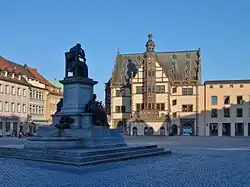Pomník Friedricha Rückerta a radnice města Schweinfurt