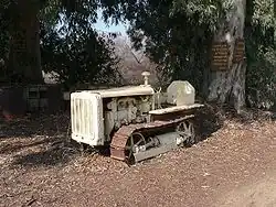 Starý traktor v kibucu Sde Nechemja