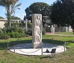 Skulptura stojící ženy
