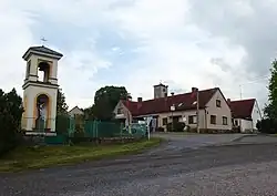 Náves se zvonicí a obecním úřadem