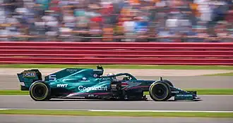 Sebastian Vettel řídící vůz AMR21 při Grand Prix Velké Británie 2021.