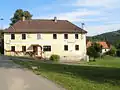 Jiná usedlost na návsi