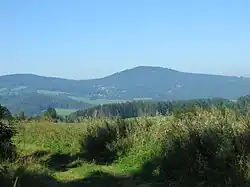 Pohled z východu (vlevo vrch Nadějov)