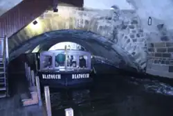 Zachovalý oblouk Juditina mostu na Staroměstském břehu
