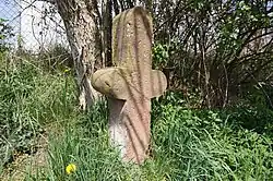 Sekerkovy Loučky - mezní (smírčí) kříž při silnici k Chloumku a Turnovu (5).jpg