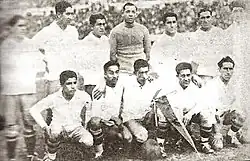 Chaparro (v horní řadě třetí zleva) spolu s chilskou reprezentací před úvodním zápasem na Mistrovství světa ve fotbale 1930 proti Argentině
