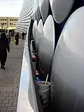 Nepořádek za fasádou budovy