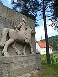 Památník kněze a básníka Magnuse Brostrupa Landstada u kostela Seljord kirke