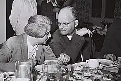 Giora Joseftal s manželkou Senettou na snímku z roku 1954