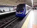 Nástupiště linky 9 s vozem řady 9000