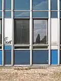 Modré boletické panely na budově gymnázia