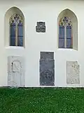 Severní stěna s gotickými okny a náhrobními deskami  z rodu z Dubče a ze Záp, alianční znak  Zikmunda Zápského ze Záp a Markéty Kravářové ze Šlevic z roku 1599