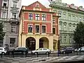Severozápadní část náměstí po "asanaci" v 19. stol. s částečně zachovaným podloubím, dům U Tří stupňů (U Tří schůdků), č. p. 3