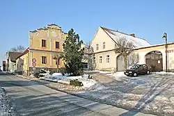 Dům čp. 92 (vlevo) na Husově náměstí