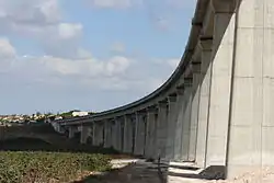 Vesnice Ša'alvim a nový železniční most přes Ajalonské údolí.