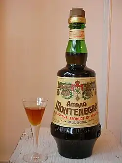 Láhev a sklenička Amaro Montenegro