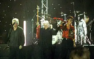 The Shadows v Dánsku, kde vystoupili dlouholetí členové, zleva Bruce Welch (zcela vlevo), Mark Griffiths a Hank Marvin; Brian Bennett v pozadí na bicí.