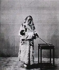 Portrét muže ve studiu, 1865–1875