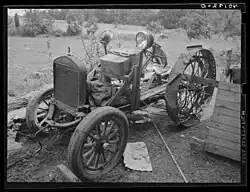 Fotografie domácího traktoru ze srpna 1938 u zemědělského klienta FSA, Berks County, Pensylvánie.