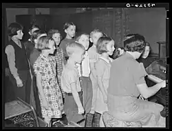 Popisek tohoto snímku obvykle obsahuje zprávu: "Všimněte si amonitského chlapce úplně vlevo."[10], asi 1938