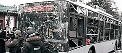 Zničený trolejbus po explozi druhé střely na zastávce Doněckhirmaš