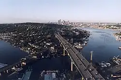 Most při pohledu na jih, v pozadí je centrum Seattlu