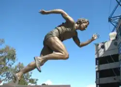 Socha Shirley Stricklandové na kriketovém stadionu v Melbourne Cricket Ground