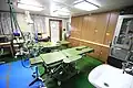 Lékařská místnosti na Izu se dvěma operačními stoly
