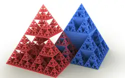...pyramidy (červeně)...