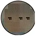 Křemíkový wafer je třeba rozřezat na jednotlivé čipy (každý čtvereček je VLSI čip), přibondovat k vývodům a zapouzdřit.