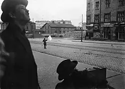 1918 Finská občanská válka, bitva o Helsinky: Bojovník Rudé gardy se vzdává německým jednotkám v dělnické čtvrti Siltasaari, 1918