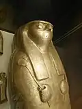 Stříbrná rakev Šešonk II. s tvář boha sokola Hora