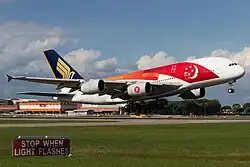 Airbus A380 se singapurskou vlajkou