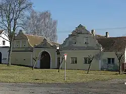 Statek ve stylu selského baroka na návsi