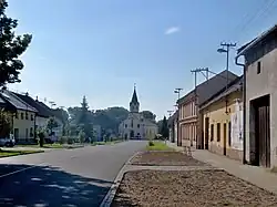 Hlavní ulice s kostelem svatého Floriána