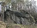 Pískovcová skála, po které je obec pojmenována