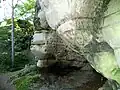 Skály poničené rytinami návštěvníků