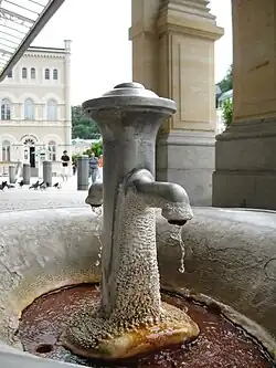 Skalní pramen, v pozadí budova Lázní III.