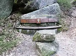 Lavička u skalní kaple (jaro 2021)