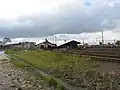 Skladiště na severním zhlaví, na levé straně vystupuje Terminál hromadné dopravy. (2011)