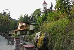 Kostel sv. Lukáše a jeskynní lázně