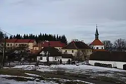 Pohled na kostel a faru z kopce