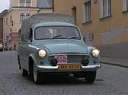 čelní pohled na jedoucí vůz Škoda 1202 pick-up s plachtou.