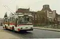 Historický pohled na trolejbus s budovou muzea